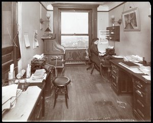 Office of the National Phonograph Co. se ženou u psacího stroje, New York, 1898 (stříbrný želatinový tisk)